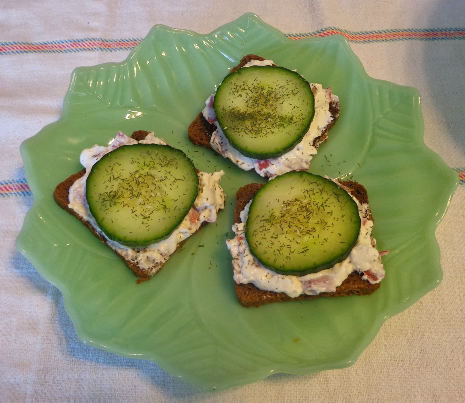 Sendviče se sušeným hovězím masem a okurkami