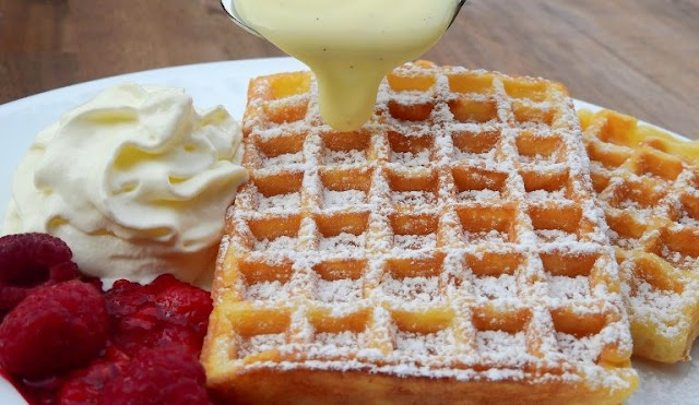 Jablečné skořicové vafle s vanilkovou omáčkou