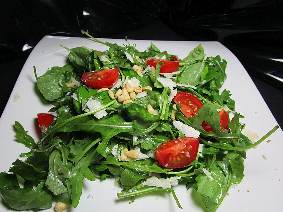 Rukola – Bazalka – Salát s piniovými oříšky a parmazánem