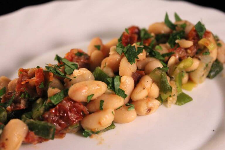 Pikantní salát z bílých fazolí