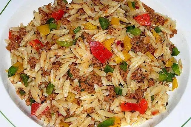 Jednoduchý těstovinový salát s mletým masem