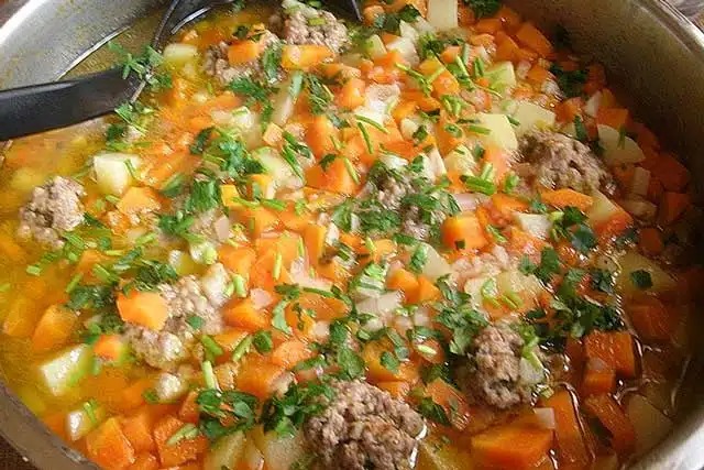 Recept na mrkvový guláš s masovými kuličkami