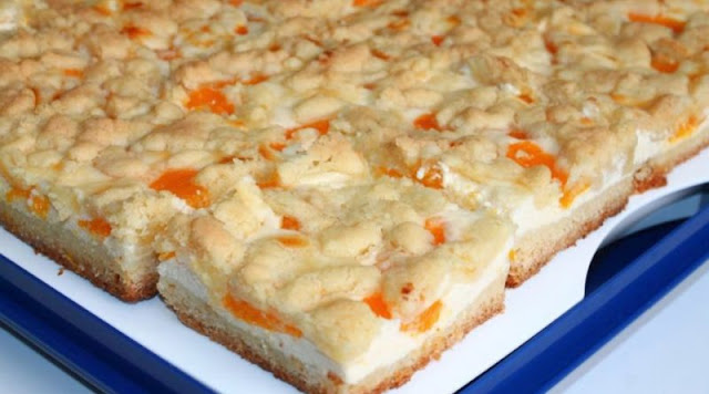 Mandarinkový tvarohový koláč se drobenkou