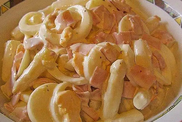 Klasický chřestový salát s vejcem a šunkou