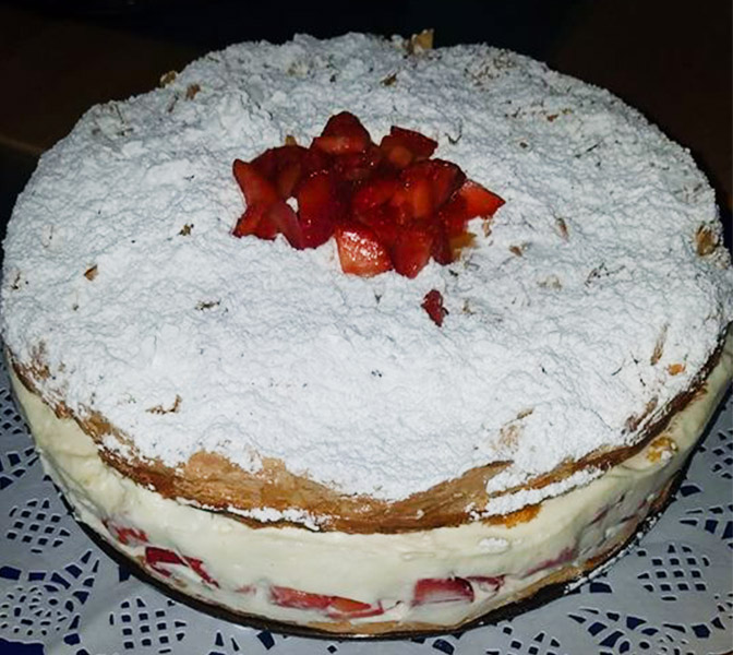 SCHNEEMOUSE ERDBEER TORTE, SUPER LECKER !  
=>  
Sněhový mousse jahodový dort, skvělý!