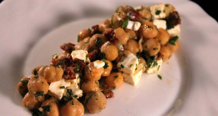 Cizrnový salát s fetou a sušenými rajčaty