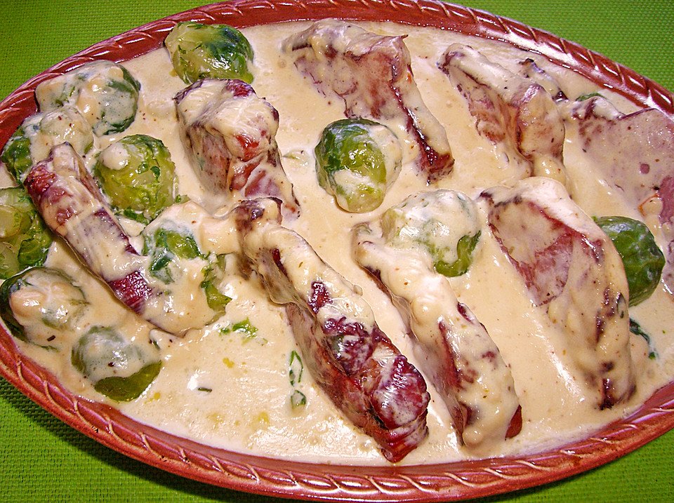 Zapečený růžičkový kel s uzeným masem