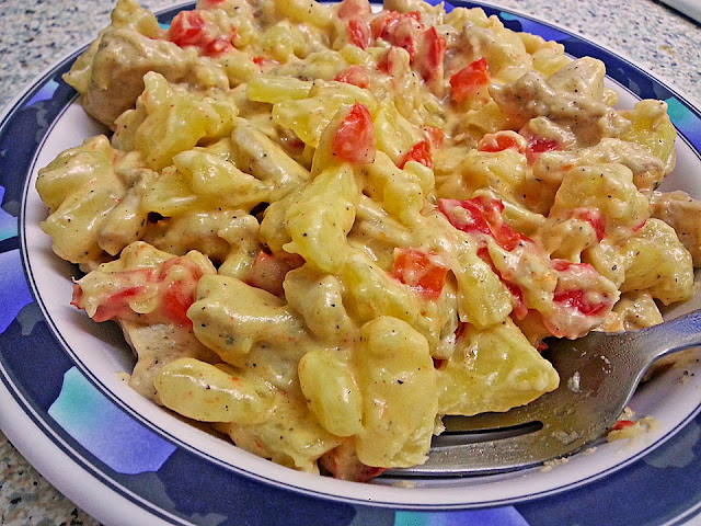 Brambory s kuřetem a ovčím sýrem na pánvi