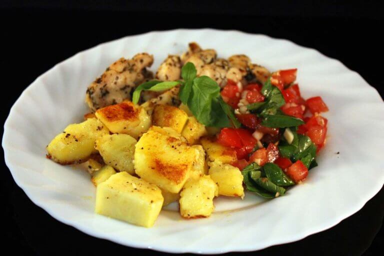 Kuřecí plátky s bruschettou a opečenými bramborami