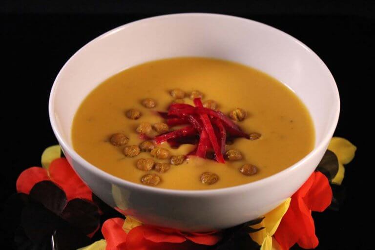 Polévka ze sladkých brambor s limetkou a červenou řepou