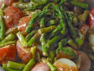 Jarní chřestový bramborový salát s hořčičným dresinkem