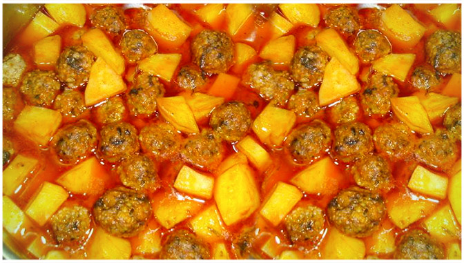 Bramborový guláš s masovými knedlíčky, velmi chutný