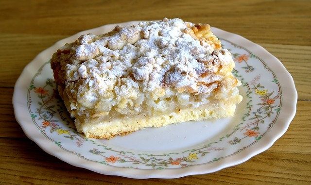 Jablečný drobenkový koláč z plechu