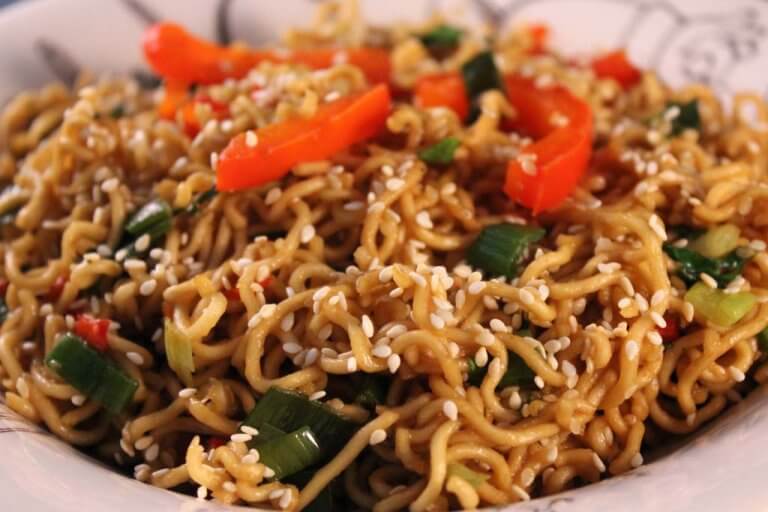 Sezamové nudle s paprikou a jarní cibulkou