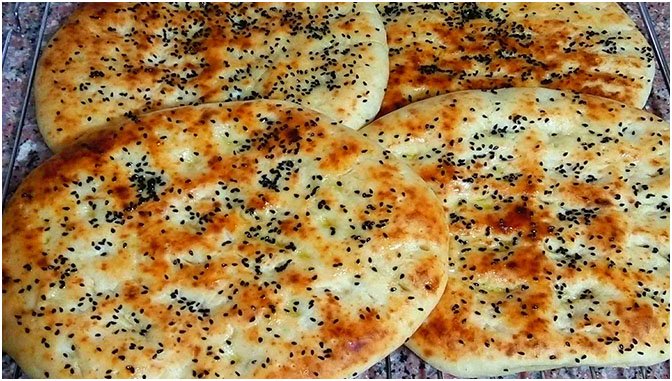 PO NÁSLEDUJÍCÍM RECEPTU NA TURECKÝ PIDE CHLEBA SE NÁS VŠICHNI PTAJÍ