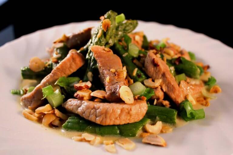 Zelený chřest se vepřovým masem