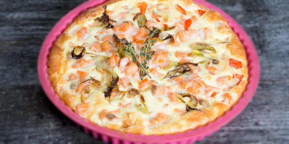 Pástový koláč s uzeným lososem a chřestem