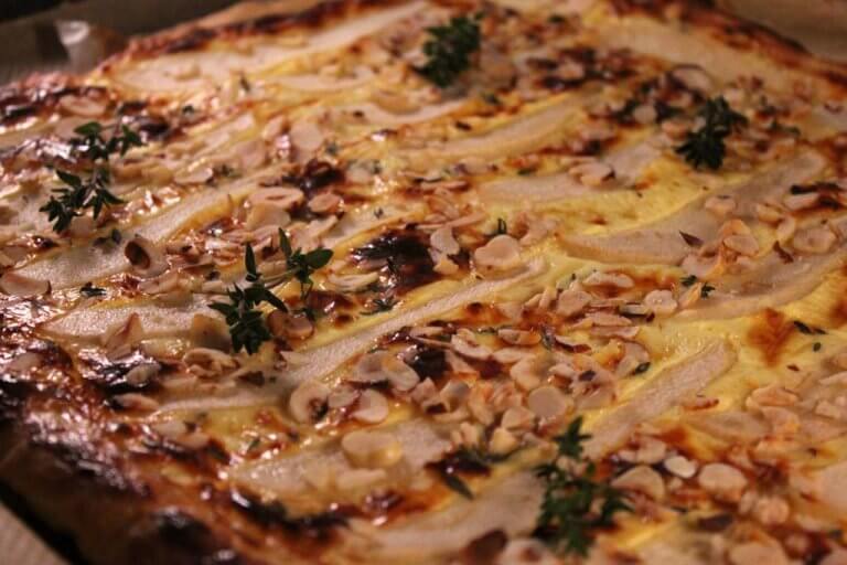 Hruškový ořechový koláč s horským sýrem a tymiánem