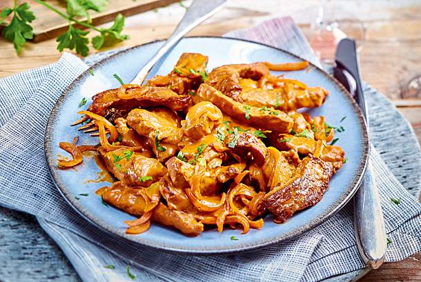 Smažené nudličky v hořčičné smetanové omáčce