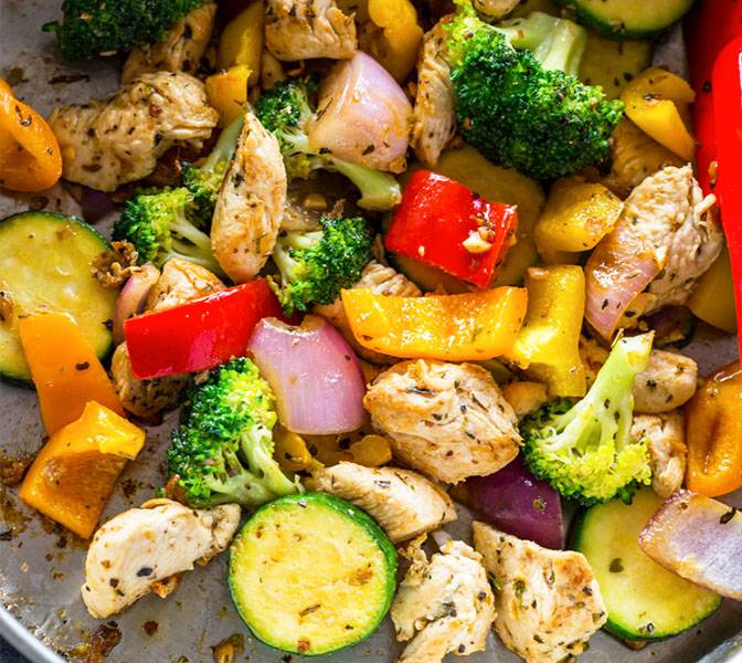 Barevná trouba zelenina s kuřecím masem