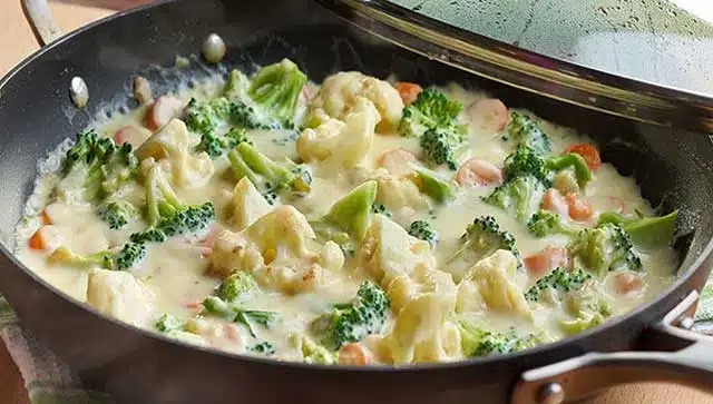 Zelenina z květáku a brokolice se sýrovou omáčkou