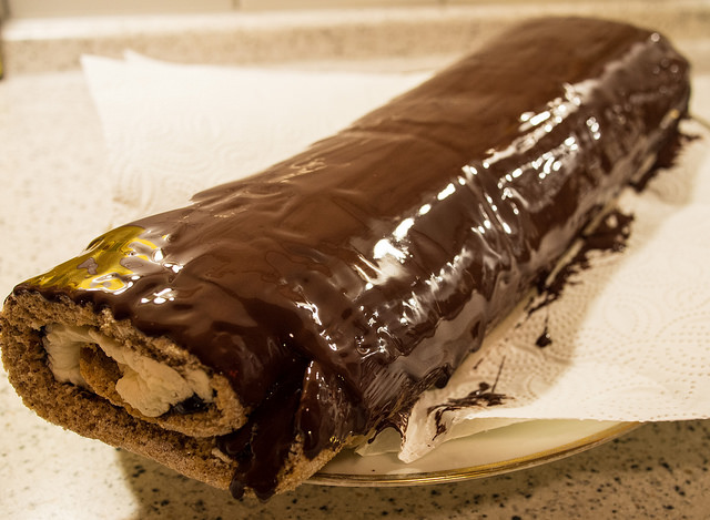 Vánoční roláda se švestkovou povidlinou a marcipánem