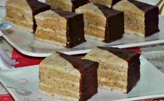 Ořechové řezy s kávovým krémem