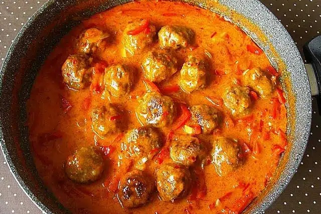 Masové kuličky v paprikové smetanové omáčce