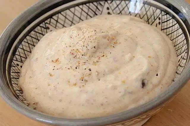 Recept na pikantní dip z čerstvého sýra a datlí