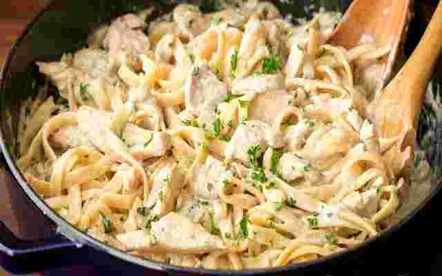 Těstoviny s kuřecími prsy v sýrové omáčce