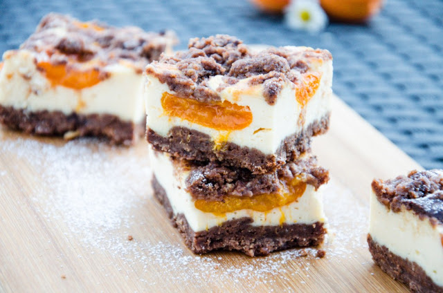 Čokoládový koláč s meruňkami a drobenkou