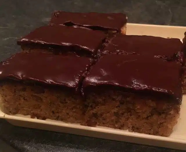 Rychlý ořechovo-jablečný koláč s čokoládovou polevou