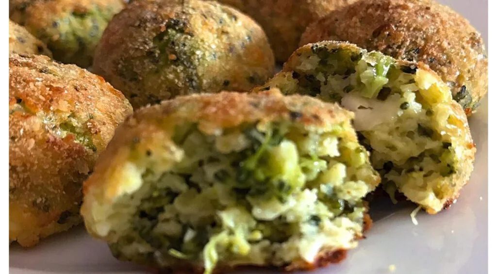 Brokolové masové kuličky, velmi snadné na přípravu pro dospělé i děti. Pouze 55 kcal!