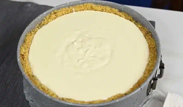 Tvarohový dort s piškotovým korpusem a jahodami – recept