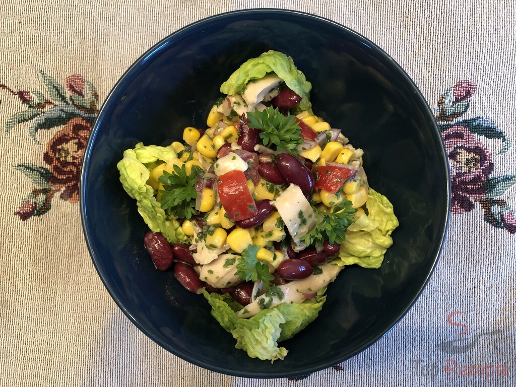 Kuřecí salát bez majonézy s medovo-hořčičným dresinkem