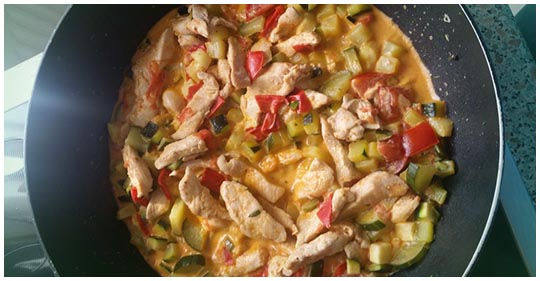 Kuřecí prsa se zeleninou v krémové sýrové omáčce