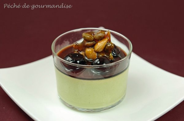 Amarena-třešňová pistáciová panna cotta