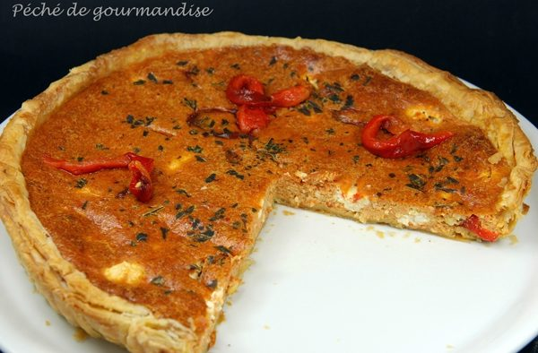 Pesto koláč s grilovanou paprikou a čerstvým kozím sýrem