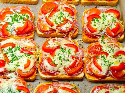 Toast s rajčaty a mozzarellou v troubě