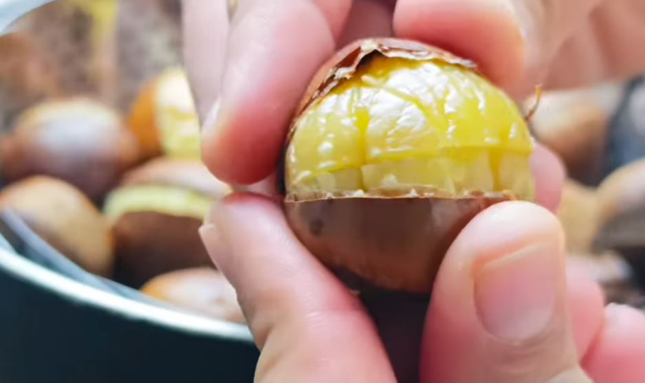 Oloupuji je za 3 sekundy a za 25 minut jsou hotové. Poprvé jsem kaštany takto vařil: jsou perfektní a neztrácím žádné živiny!