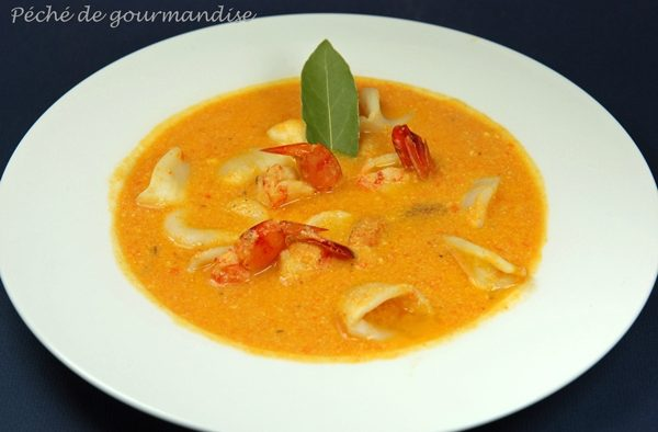 Cremige Garnelen- und Tintenfischsuppe