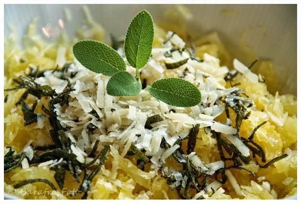 Špagetová dýně s šalvějovým máslovým olejem a parmazánem