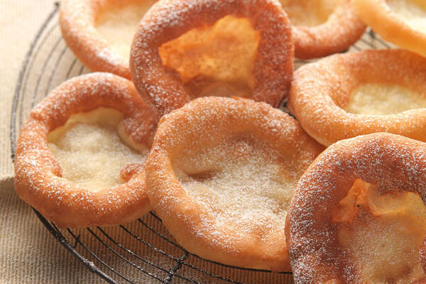 AUSZOGNE en tchèque se traduit par “Vnosem”.