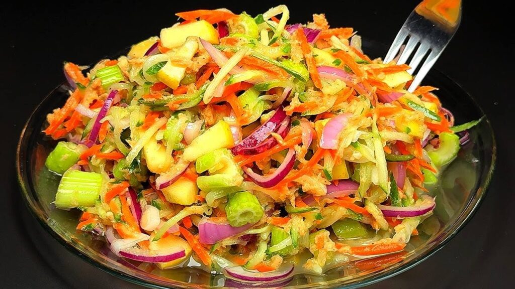 Jednou týdně jím tento salát jen k večeři a získávám tak vitamíny a vlákninu: jen 390 kcal!