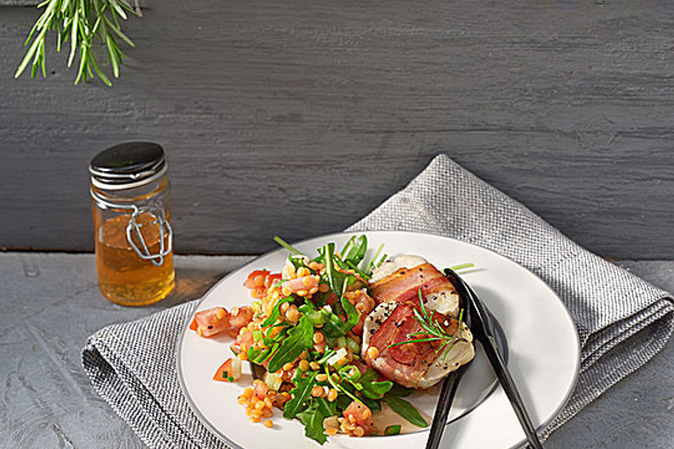 Sýrový kozí sýr v slaninovém kabátku na barevném čočkovém salátu