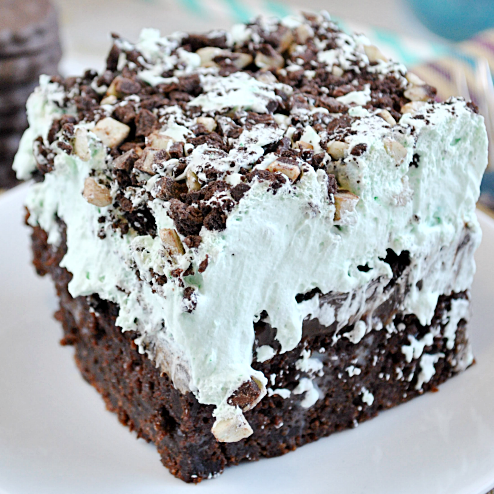 Grasshopper Poke Cake en tchèque se traduit par :  
**Dort Grasshopper Poke**