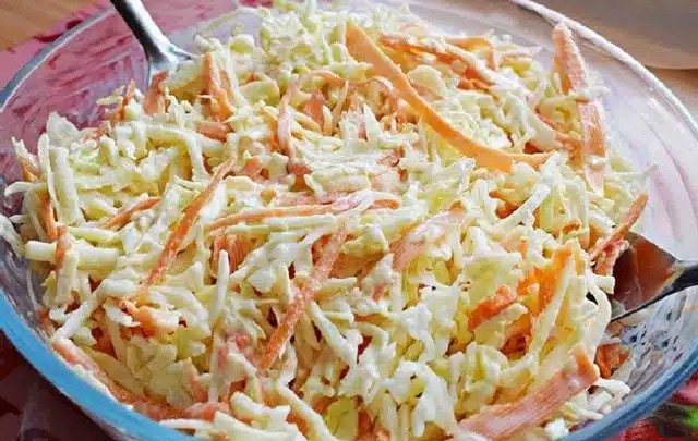 Recept na americký salát z kysaného zelí za 10 minut