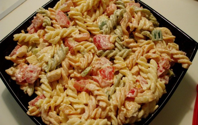 Lehký těstovinový salát s kuřecím masem a jogurtem