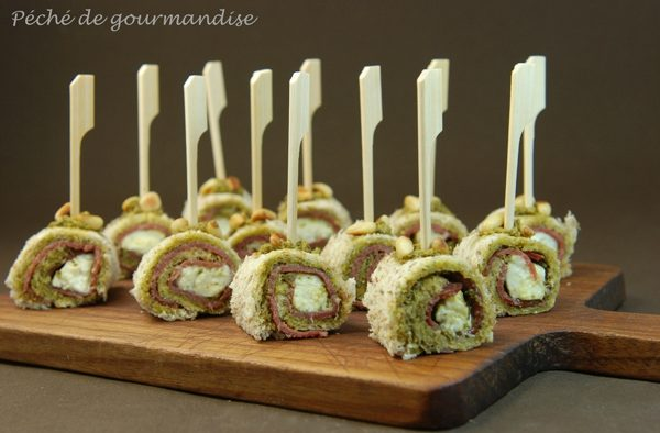 Pesto, mozzarella a rolky z uzené kachní prsíčka