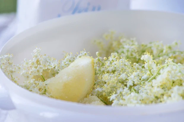 Bezový limonádový nápoj